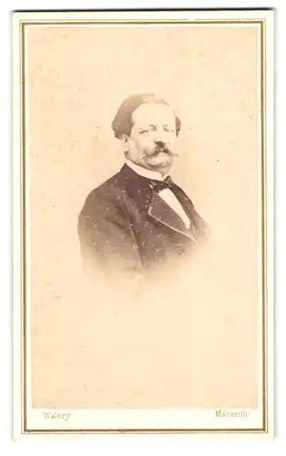 Fotografie Walery, Marseille, Boulevart du Musee 14, Portrait korpulenter Herr im Anzug mit Moustache