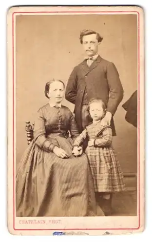 Fotografie Chatelain, Nancy, Portrait Mutter und Vater mit Tochter im karierten Kleid im Atelier