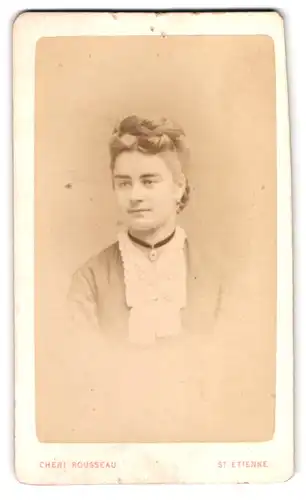 Fotografie Cheri Rousseau, St. Etienne, Portrait junge Frau im Biedermeierkleid mit hochgesteckten Haaren