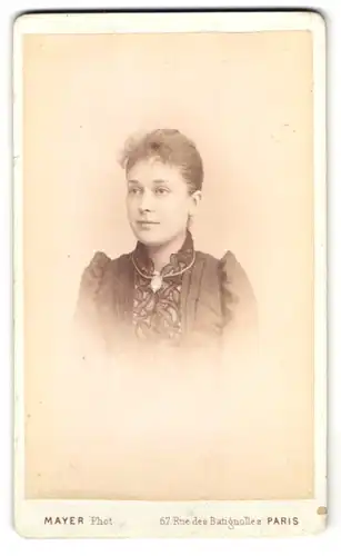 Fotografie Mayer, Paris, Rue des Batignolles 67, Portrait junge Frau im Biedermeierkleid mit Halskette