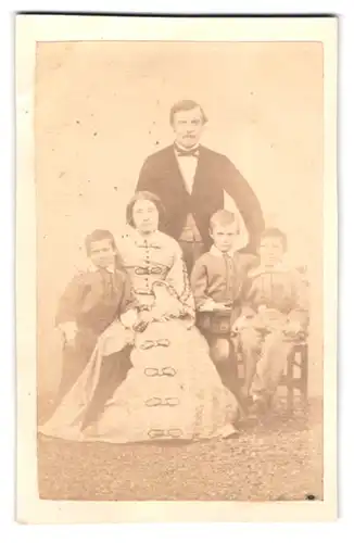 Fotografie Fotograf und Ort unbekannt, Portrait Familie mit drei Söhnen, Mutter im Biedermeierkleid