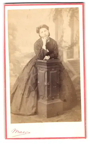 Fotografie Maer, Bruxelles, Rue Fosse-aux-Loups 36, Portrait Dame im Reifrock Kleid stützt sich auf ein Podest