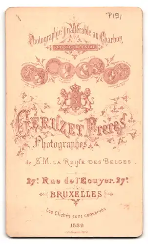 Fotografie Geruzet Freres, Bruxelles, Rue de l`Ecuyer 27, Portrait Dame im Biedermeierkleid mit hochgesteckten Haaren