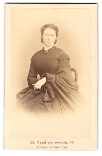 Fotografie Association photographique, Anvers, Canal des recollets 39, Portrait Frau im schwarzen Kleid mit Mantel