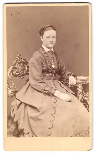 Fotografie L. Bresslmair, Meran, Laubengasse 238, Portrait junge Frau im bestickten Kleid mit Zopf