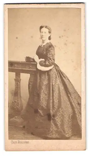 Fotografie Cheri Rousseau, St. Etienne, Place de l`Hotel de Ville 8, Portrait Dame im gemusterten Kleid