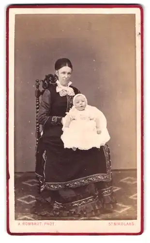 Fotografie A. Rombaut, St. Nikolaas, Nieuwstraat 60, Portrait Mutter mit Kleinkind auf dem Schoss im Atelier
