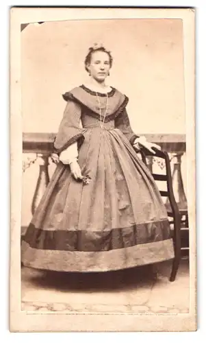Fotografie Fotograf und Ort unbekannt, Portrait junge Frau im Biedermeierkleid mit Halskette