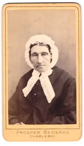 Fotografie Prosper Bevierre, Charleroi, Portrait alte Frau mit gehäkelter Haube