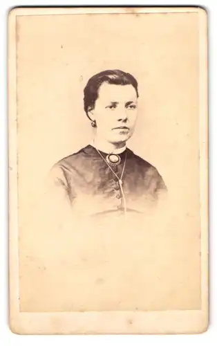 Fotografie G. Kopfmacher, Nymegen, Portrait Frau im Biedermeierkleid mit Brosche und Halskette