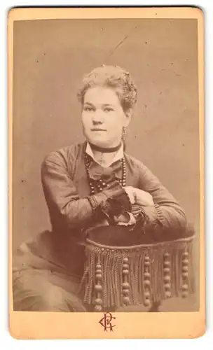 Fotografie Cheri Rousseau, St. Etienne, Place de l`Hotel de Ville 8, Portrait Frau im Kleid mit Locken