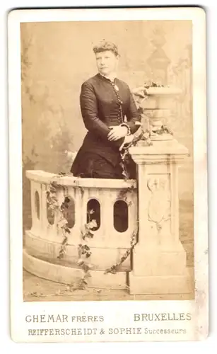 Fotografie Ghemar Freres, Bruxelles, Rue de l`Ecuyer 27, Portrait Dame im Kleid mit Halskette lehnt an einer Brüstung