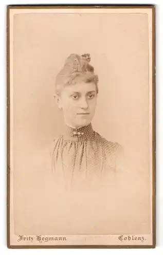 Fotografie Fritz Hegmann, Coblenz, Clemensstr. 15, Portrait jugne Frau im Pünktchenkleid mit Hochsteckfrisur