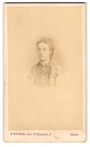 Fotografie E. Maurice, Blois, Rue St. Honore 7, Portrait Frau im Biedermeierkleid mit Locken