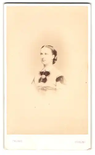 Fotografie A. Crowe, Stirling, Portrait Dame im Biedermeierkleid mit zurückgebundenen Haaren