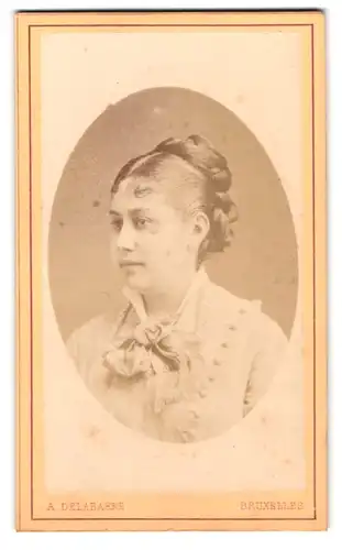 Fotografie A. Delabarre, Bruxelles, Place de la Monnaie, Portrait Frau mit rundlichem Gesicht trägt einen Dutt