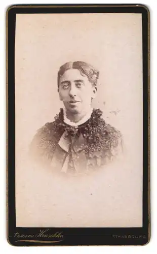 Fotografie Antoine Hruschka, Strasbourg, Broglie 4, Portrait Frau im Kleid mit Schleife und Rüschenkragen