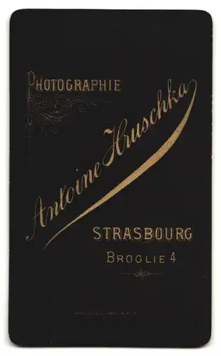 Fotografie Antoine Hruschka, Strasbourg, Broglie 4, Portrait Frau im Kleid mit Schleife und Rüschenkragen