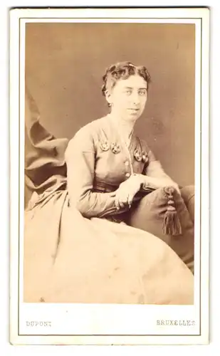 Fotografie Dupont, Bruxelles, Rue Neuve 67, Portrait Frau im Kleid mit Locken