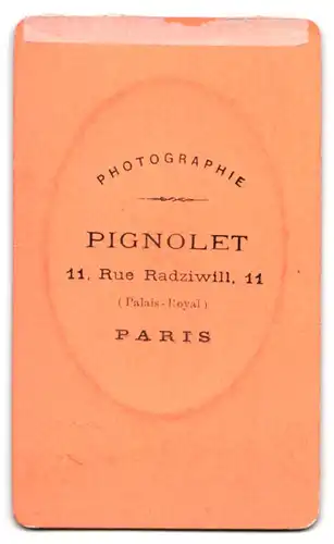 Fotografie Pignolet, Paris, Rue Radziwill 11, Portrait Frau im Kleid mit Kette
