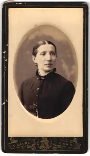 Fotografie E. Sacre, Gand, Rue des douze Chambres 15, Portrait ältere Dame im Biedermeierkleid mit Halskette
