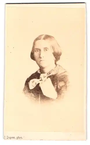 Fotografie J. Dupont, Anvers, Place de Meir 32, Portrait Frau schaut streng in die Kamera