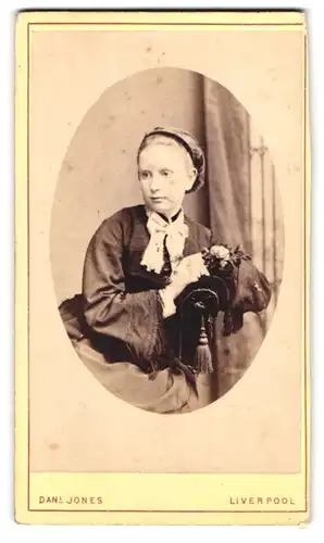 Fotografie Daniel Jones, Liverpool, Bold St. 66, Portrait junge Frau im Kleid mit Haarreif