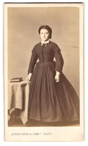 Fotografie Albert Baron & Co., Bruxelles, Rue l`Ecuyer 38, Portrait junge Frau im schwarzen Kleid