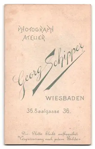 Fotografie Georg Schipper, Wiesbaden, Saalgasse 36, Portrait junger Bursche im Anzug mit Fliege