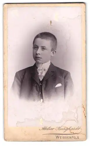 Fotografie Atelier Burghardt, Weissenfels, Portrait Knabe im Anzug mit Krawatte