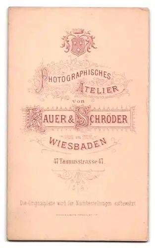 Fotografie Kauer & Schröder, Wiesbaden, Paar in Sonntagskleidung beim Fotograf