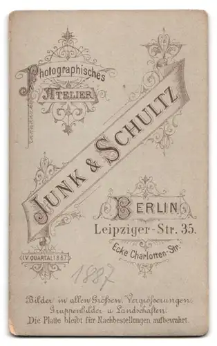 Fotografie Junk & Schultz, Berlin, Leipzigerstr. 35, Portrait eleganter Herr mit Schnauzbart