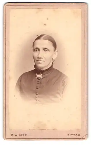 Fotografie C. Winzer, Zittau, Bautzenerstrasse 18, Portrait ältere Dame mit Ohrringen & Brosche