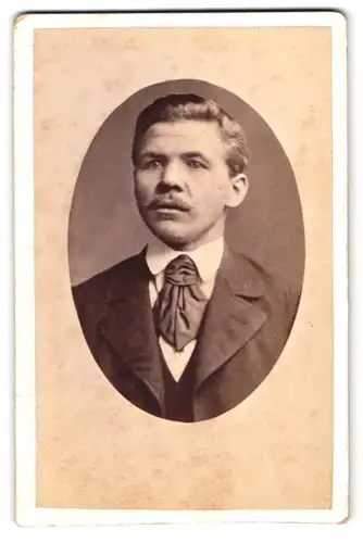 Fotografie B. Dreher, Zell i. W., Portrait junger Herr mit Schnauzbart im Anzug