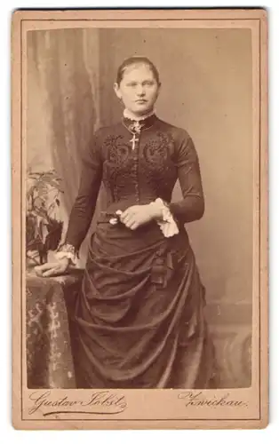 Fotografie Gustav Jobst, Zwickau, äussere Schneebergerstr. 20, junge Dame mit Kruzifix im tailierten Kleid