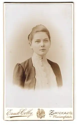 Fotografie Ernst Colby, Zwickau, Portrait hübsche junge Dame modisch gekleidet