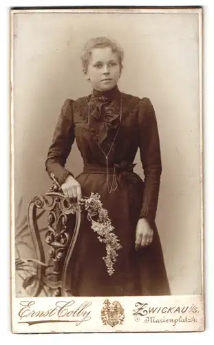 Fotografie Ernst Colby, Zwickau, Marienplatz 4. junge Dame mit Trockenblumen im tailierten Kleid