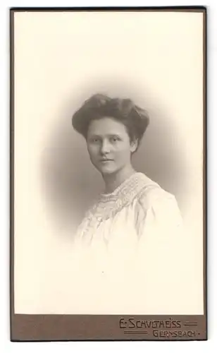 Fotografie E. Schultheiss, Gernsbach, junge Brünette Dame mit hochgebundenem Haar