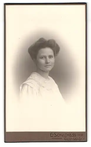 Fotografie E. Schultheiss, Gernsbach, Portrait junge Brünette Dame im weissen Kleid