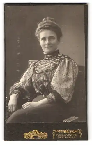 Fotografie Paul Schuppe, Halle / Saale, Gr. Steinstr. 9, Portrait Edeldame mit Halskette & Dutt