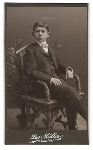 Fotografie Leo Müller, Zell a. H., Knabe im Anzug auf Holz-Thron sitzend