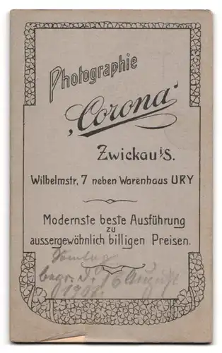 Fotografie Atelier Corona, Zwickau, Wilhelmstr. 7, Portrait betagter Herr trägt Anzug & Mantel