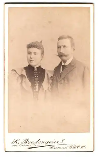 Fotografie R. Brandengeier, Bremen, Wall 116, gut bürgerliches Paar wohl gekleidet im Foto-Atelier