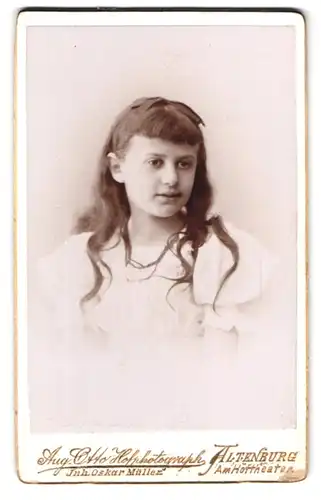 Fotografie Aug. Otto, Altenburg, Portrait Mädchen mit Haarschleife im weissen Kleid