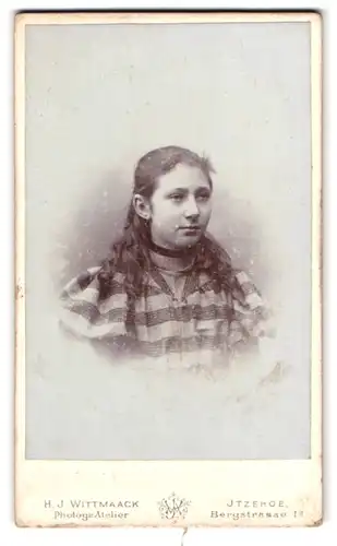 Fotografie H.J. Wittmaack, Itzehoe, Bergstrasse 1a, Portrait brünettes Mädchen im quergestreiften Kleid