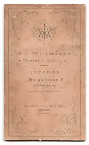 Fotografie H.J. Wittmaack, Itzehoe, Bergstrasse 1a, Portrait brünettes Mädchen im quergestreiften Kleid