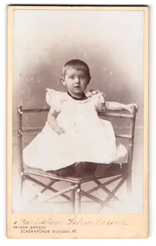 Fotografie Friedrich Baasch, Eckernförde, Nicolaistr. 47, Mariechen mit Halskette im Kleid