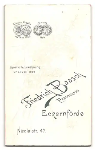 Fotografie Friedrich Baasch, Eckernförde, Nicolaistr. 47, Mariechen mit Halskette im Kleid