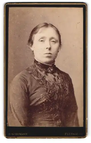 Fotografie H. Schumann, Flensburg, Holm 1, Portrait Dame mit Brosche & fahlem Gesichtsausdruck