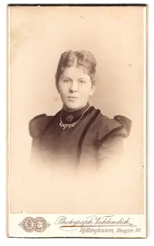 Fotografie Vahlendick, Kellinghusen / Holstein, Bergstr. 10, Portrait junge Dame mit Halskette & Brosche